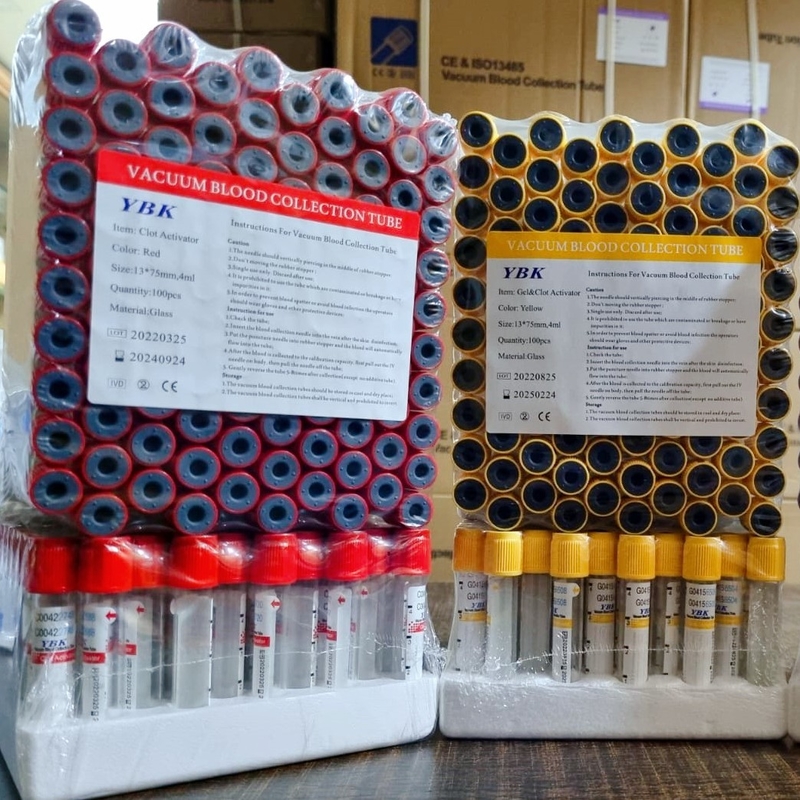 Tubos da coleção da amostra de sangue do vácuo com cor roxa preta azul verde amarela vermelha